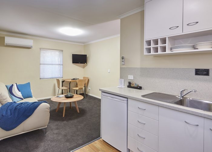 Elphin-Motel-Serviced-Apartments-2-bedroom-apartment-Kitchen