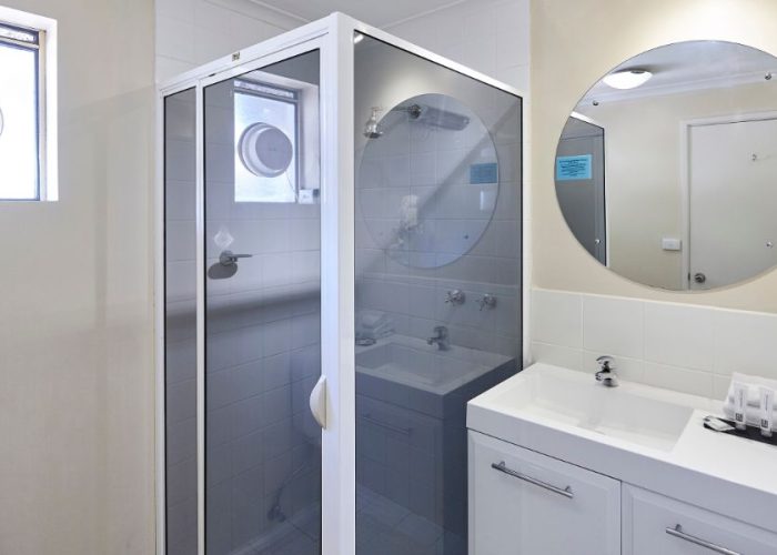 Elphin-Villas-2-bedroom-Courtyard-bathroom