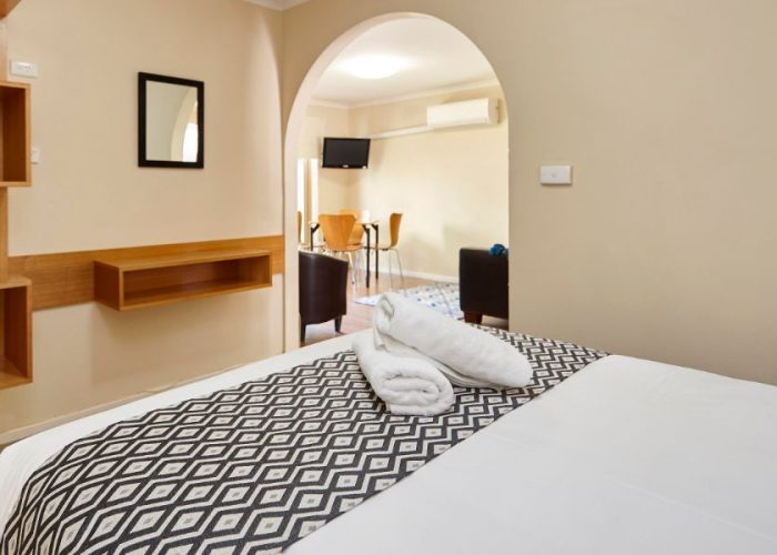 Elphin-Villas-2-bedroom-Courtyard-queen-and-living
