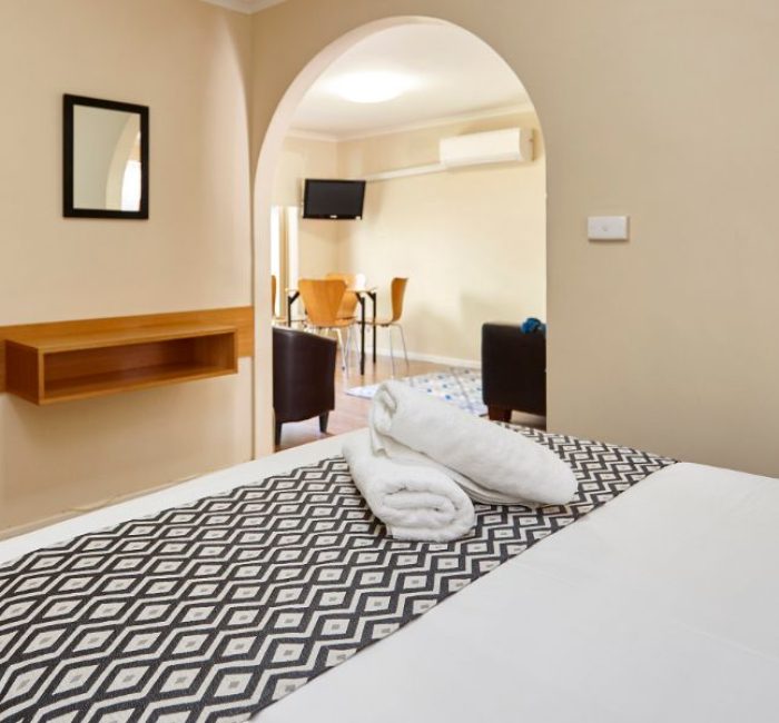 Elphin-Villas-2-bedroom-Courtyard-queen-and-living